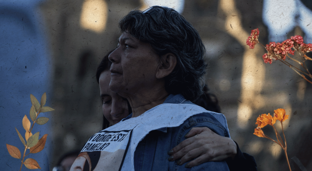 Retrato de defensora María del Carmen Volante Velázquez, con un delantal blanco que lleva impresa la ficha de búsqueda de su hija Guadalupe Pamela Gallardo Volante